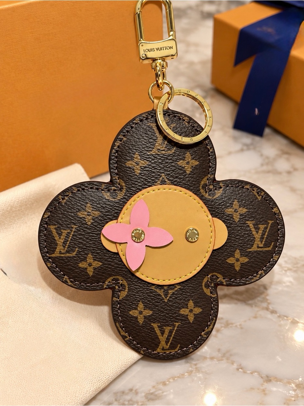 keychain  big vivi monogram brown